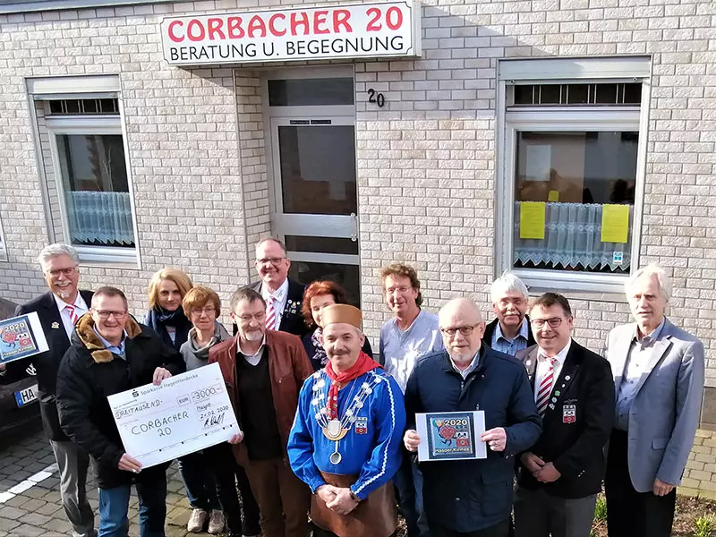 Menschengruppe vor der Begegnungsstätte "Corbacher 20".